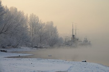 Похолодало / Похолодало, и никогда не замерзающий Енисей покрылся клубами морозного тумана, скрывающими все вокруг и солнце в том числе