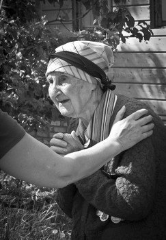 Прошу надежду на ваше время. / На фотографии Чукина Клавдия Владимировна. Живет в селе Рождествено.
В годы войны была прожектористом. Сейчас ей 95 лет.