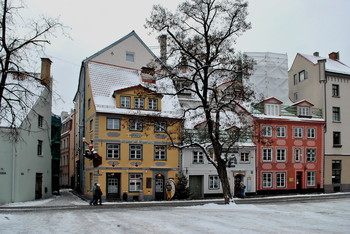 &nbsp; / На площади Ливов сохранилось небольшое семейство глазастых домиков XVII века, их еще называют «пряничные домики старой Риги». Эти дома строили богатые купцы как свои особняки.