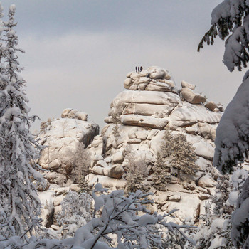 Четверо смелых. / Четыре человека поднялись на вершину скалы &quot;1-й Столб&quot; в Национальном парке &quot;Красноярские Столбы&quot;.