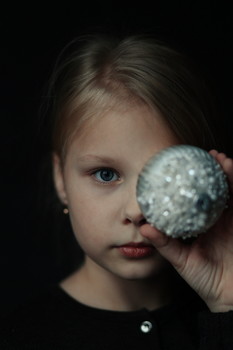 Девочка с шаром / Новогодние игрушки