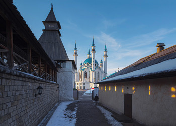прогулки по Казанскому Кремлю / Казань, Кремль, на дальнем плане мечеть Кул Шариф