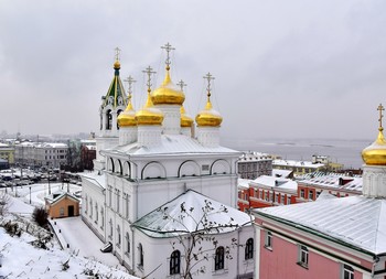 Снежные вершины — купола России / Нижний Новгород 

Храм в честь Рождества Иоанна Предтечи

Снежные вершины — купола России,
Любоваться ими можно целый век, —
Зимние седины — в золоте красивы,
Сколько бы ни падал с неба новый снег.

Затихает ветер в полумраке белом,
На душе спокойно в светлой тишине, —
И дышу с надеждой, с помыслом несмелым —
Воспарить на крыльях в горней вышине.

Чтоб с Небес высоких, и со снегом чистым —
Окунуться в вечность дивных куполов, —
Солнечным сияньем, золотом искристым, —
Переполнить строки неземных стихов.

Сергей Газин