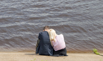 У реки не только рыбаки. / Кама в вечерний час.