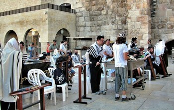 У Стены Плача в Иерусалиме / Многочисленные туристы хотят прикоснуться к святыням в Иерусалиме у Стены Плача и помолиться. Здесь люди просят, благодарят, загадывают желания с молитвой на устах, особенно на Рождество и Пасху.