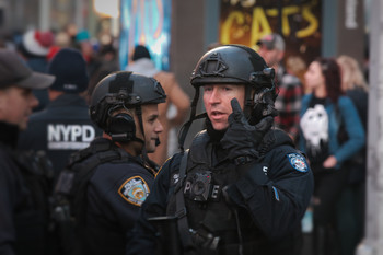Его недрёманное око / Спецназ полиции Нью-Йорка на Таймс Сквер в канун Рождества