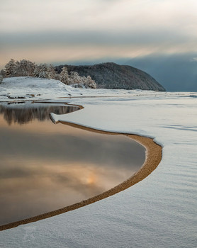 Первый снег / Лёгкий, нежный, совсем немного. 
Ещё морозов нет. Нетронутая белизна молодой зимы. 
Озеро Байкал, республика Бурятия. Фото из старого архива.