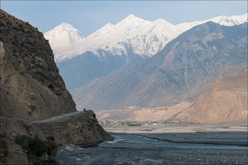 Паломница 2 / Долина реки Кали Гандаки в районе Джомсома. 
Левая заснеженная вершина - восьмитысячник Дхаулагири.