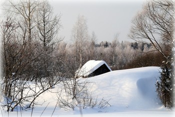 Жила Зима в избушке... / Зреют в сердце нежные,
Светлые слова.
На деревьях снежные
Вижу кружева.

Солнечною ласкою
Озарилась тьма.
Доброй старой сказкою
К нам пришла зима!


А. Губарь