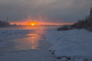 Огонь и лед... / зимний рассвет. Солнце осветило первыми лучами реку. над незамерзшей полыньей стелется туман