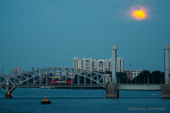 Луна и мост / сумеречный железнодорожный мост в Санкт-Петербурге