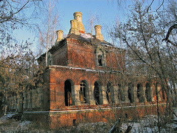 Церковь Всех Святых в Плавске / Храм был заложен в 1880 году на средства князя Сергея Гагарина. Постройка была осуществлена в древнерусском стиле с оригинальными арочными галереями и богатым декором. В настоящее время находится в заброшенном состоянии.