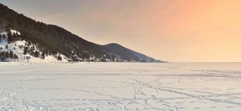 Утренние следы на свежем снегу / Утренние следы на свежем снегу вдоль берега п. Листвянка на Байкале. Туристы с самого утра натоптали.