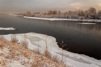 Скоро закат. / Вид с левого берега Енисея на остров Татышев. г. Красноярск.