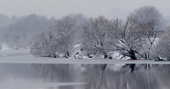 Берег Москва реки / Выпал снег