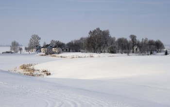 Зимний хуторок... / Деревенька в средней полосе... Снегом занесенная степь, занесло и ручей проходящий рядом с домами...