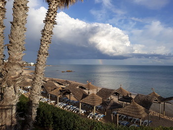 С берега море красиво... / С берега море красиво, с моря берег красив
Алессандро Барикко