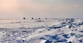Четверо зимним вечером по льду Байкала / Четверо зимним вечером по льду Байкала