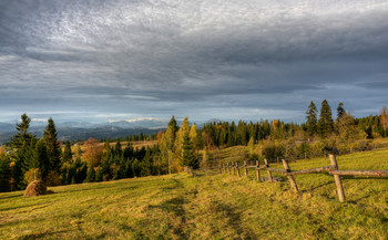 Вечерело / Вид в направлении гор Хомяк и Синяк из высоких окрестностей села Лазещина (Закарпатье). 9 октября 2019 г.

Еще несколько фото этого вечера:

[img]https://i.imgur.com/zGzuqzZ.jpg[/img]

[img]https://i.imgur.com/16WF7Cj.jpg[/img]

[img]https://i.imgur.com/HDoIcrw.jpg[/img]