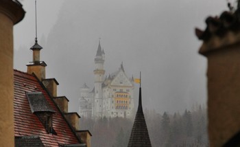 Вид на замок Нойшванштейн из городка / В интернете можно найти сотни тысяч фото этого великолепного замка, но с такого ракурса я еще не встречал :)