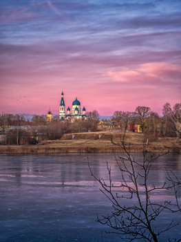 The temple at the winter sunset. / The temple at the winter sunset. The ancient Russian city of Gatchina.