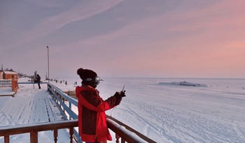 Успеть запечатлеть красивый закат на Байкале / Туристы стараются успеть запечатлеть красивый зимний закат на Байкале.