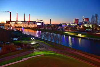 &nbsp; / Ein Blick über den Mittellandkanal, die alten Schornsteine des Kraftwerkes, die moderne Autostadt in Wolfsburg zur blauen Stunde