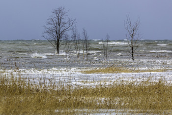 &nbsp; / This is the way a stormy Lake Huron looks in Winter