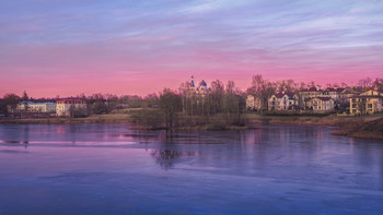 Purple sunset on a windy day in January. Gatchina. / Purple sunset on a windy day in January. Gatchina. The shore of the Black lake.