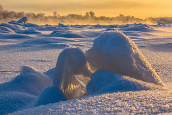 Нежность / Ледосав на реке Вятке. Нагромождение льдин образовало причудливые картины, которые дополнены утренним солнцем.