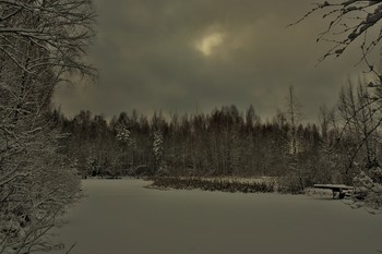 "Вечер - время для монологов ..." / "Вечер - время для монологов
растревоженной ветром души.
И не стоит искать предлогов,
и не нужно куда - то спешить ..."