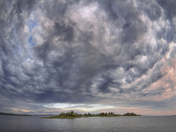 облачный пейзаж / озеро и острова в облачную погоду