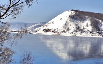 Не замерзающий исток Ангары / https://youtu.be/fYsYSaT_O-g
Даже в лютый мороз исток Ангары не замерзает, идет только ледяная шуга. На противоположном берегу виднеется порт Байкал и старая Байкальская железная дорога.