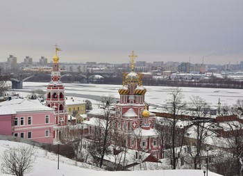 Зима это значит, что всё побелело.... / Зима это значит, что всё побелело.
Поступки и мысли блестят пустотой.
Лишь только остыло ненужное тело,
Не дружит оно со своей головой.
Упав на распутье души и пространства,
Не нужной бумажкой с названием «жизнь».
Уже без протеста иль, без протестантства,
Задавлено лаской распущенной лжи.
Зима это значит всё снегом укрыто.
Никто не найдёт беглеца до весны.
А между созвездий, вселенной забыто,
Покоится тело укутавшись в сны.
andrejgorbatko