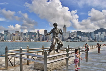 &nbsp; / Памятник Брюсу Ли появился в Гонконге в ноябре 2005 года. Изваяние стало украшением и одной из главных достопримечательностей Аллеи звезд, расположенной на набережной залива Виктории.