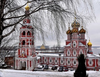 Шкатулкой драгоценной.... / С белокаменной
 Резьбой...

 Щедро вытканной
 По стенам...

 Да при том,
 Что облик весь
 Горделив
 И строг!..

 Представлялась
 Мне она
 Той шкатулкой
 Драгоценной,
 Что сумел оставить
 Нам
 Главный Зодчий...

 Бог!..

Вадм Константинов