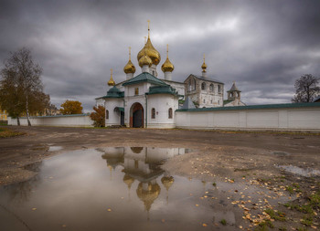 Купола в России кроют чистым золотом, чтобы чаще Господь замечал... / Воскресенский монастырь