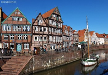 Stade / Штаде. Fischmarkt &amp; Willi. Willi - одномачтовое плоскодонное судно, Fischmarkt - рыбный рынок. Альбом «Путешествия»: http://fotokto.ru/id156888/photo?album=73174 Альбом «Архитектура»: http://fotokto.ru/id156888/photo?album=60147
Stade - старинный (более 1000лет) миниатюрный городок возле Гамбурга. Узкие мощеные улочки, фахверковые дома, памятники, скульптуры, крошечная набережная и старая рыночная площадь, парк со старой мельницей и домиками, крытыми камышом, придают городу шарм и свой неповторимый образ.

slideshow: https://www.youtube.com/watch?v=GnOBQdXAPkA