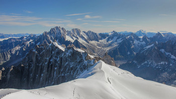 Грайские Альпы / Часть Западных Альп на территории Франции Вид с Эгюй ди Миди - 3842 метра на Эгюй Верт- 4122 метра.
