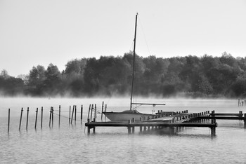 &nbsp; / Der Nebel stieg aus dem See, das Boot lag einsam und verlassen am Steg, so kann ein schöner und ruhiger Tag beginnen