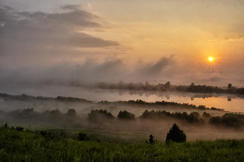 Восход над Окой / Раннее утро, река в тумане и под горячими лучами солнца туман медленно отступает
