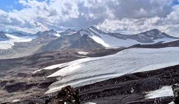 Ледник Ирик на Эльбрусе / Площадь оледенения ледника Ирик составляет 10,19 кв.км, длина - 9,31 км. Это юго-восточные склоны вершины Эльбруса, один из наиболее легкодоступных ледников. Неоднократно посещался многими исследователями и гляциологами. Ледник Ирик в нижней и средней частях открытый. В нижней части ледника встречается относительно ровный участок, но есть также и ступени ледопадов. Крутизна подъема на Ирик составляет около 30°. Перемещаться на леднике необходимо в кошках. Поднявшись на Ирик, можно любоваться вечными красотами природы, монументальными громадами Уллукары, Бжедуха, Ушбы, пика Кавказ.
