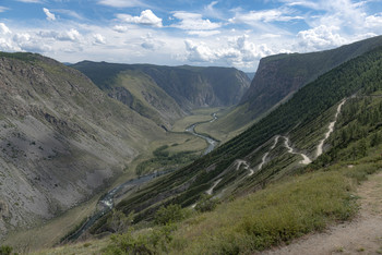 Перевал Кату-Ярык / Горный Алтай. Справа серпантином тянется дорога, которую местные энтузиасты прорубили несколько лет назад
