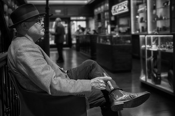 С сигарой / Nat Sherman club & store