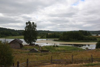 У деревни Зихнова / Деревня Зихнова находится в южной части Кенозера у залива Глухая лахта.