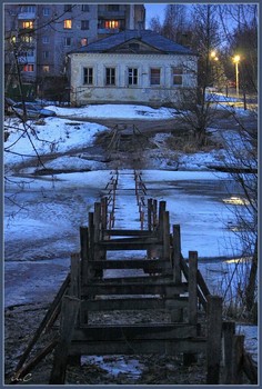 путь в никуда / Кашин. Большинство мостков (лав) через многочисленные изгибы речки Кашинки ставятся только на лето...