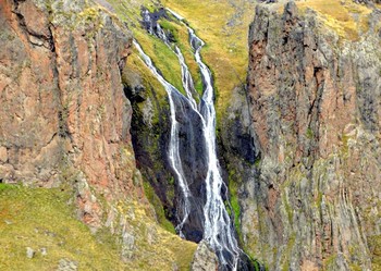 Начало реки Баксан в районе Эльбруса / Баксан берёт своё начало водопадом из ледников в районе Эльбруса. Питание преимущественно ледниковое, снеговое. Вода до того чистая, что от истоков реки проведён водопровод в ближайшие поселения и лечебные учреждения.