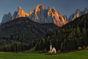 &nbsp; / Kirche in Südtirol im Hintergrund die Geisler Spitzen