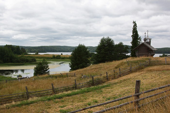 Неброский пейзаж / Часовня Иоанна Богослова (18 в.) на окраине деревни Зихнова на Кенозере.