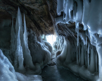 Ледяная пещера Байкала. / Путешествие по Байкалу продолжается. Вчера сильный ветер раздул почти весь снег на юге Малого моря. Огромные участки чистейшего льда. Но пока покажу пещеры Байкала. Остров Ольхон, февраль 2020.